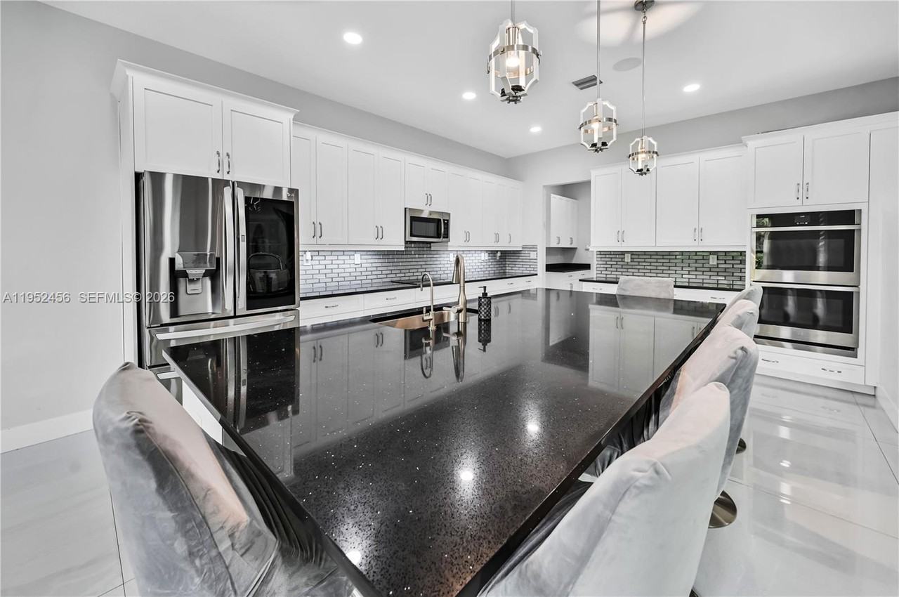 8645 Northwest 39th Court - Photo 4 of 8