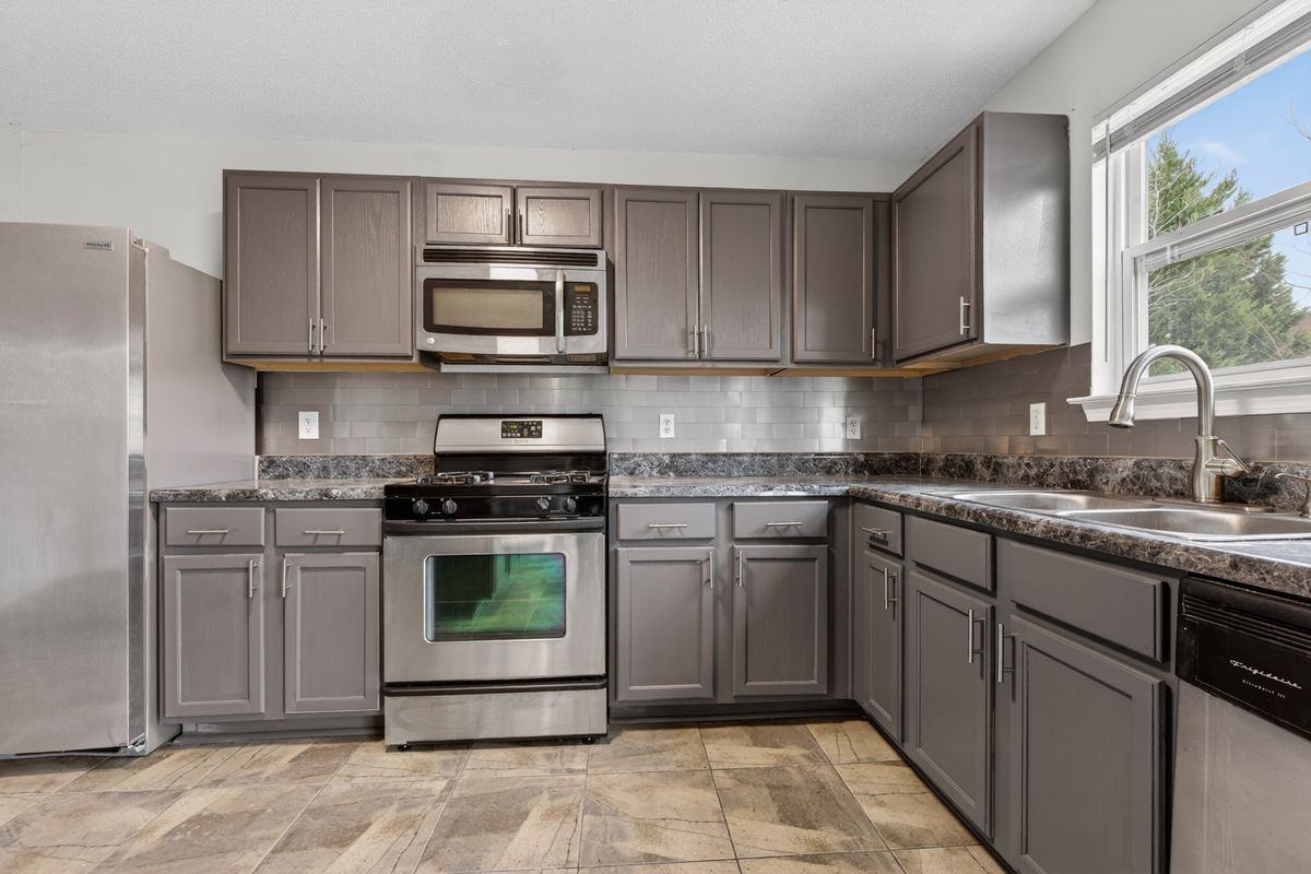 5040 Estonian Dr - Photo 3 of 22