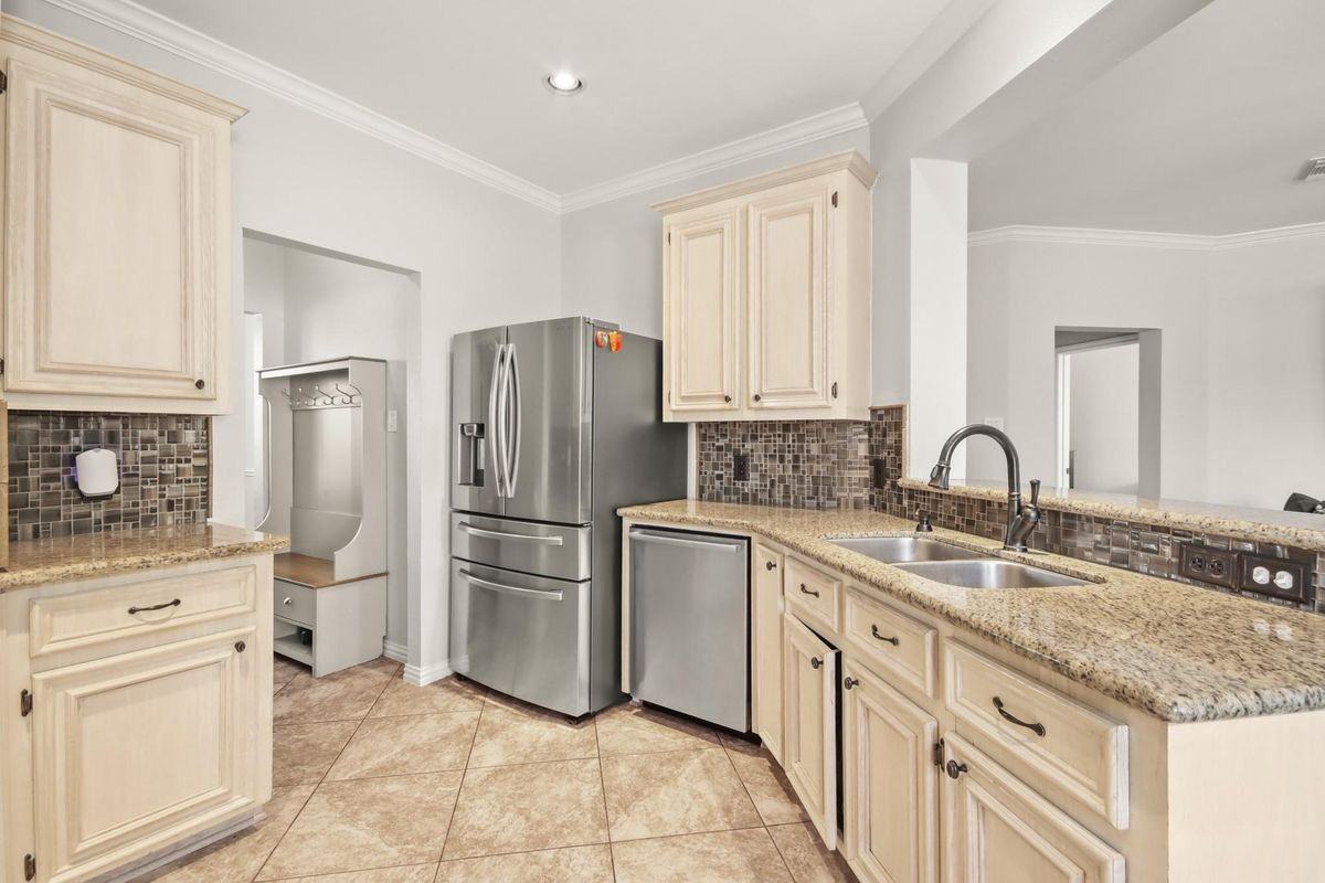 7011 Timber Post Ln - Photo 7 of 23