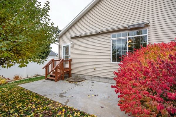 2434 Brookcliff Dr - Photo 2 of 20