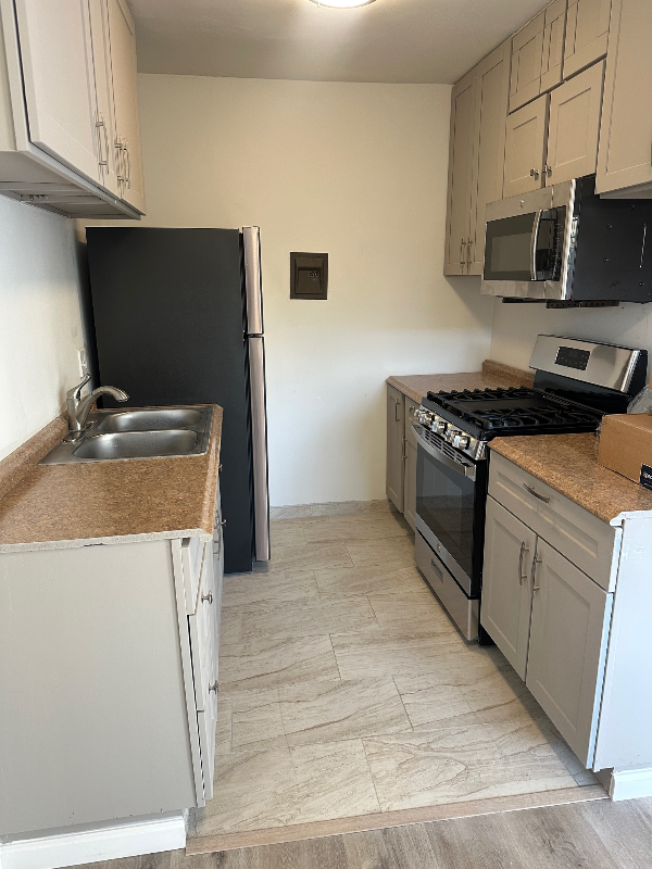 1317 W 97th St #1 - Photo 4 of 10