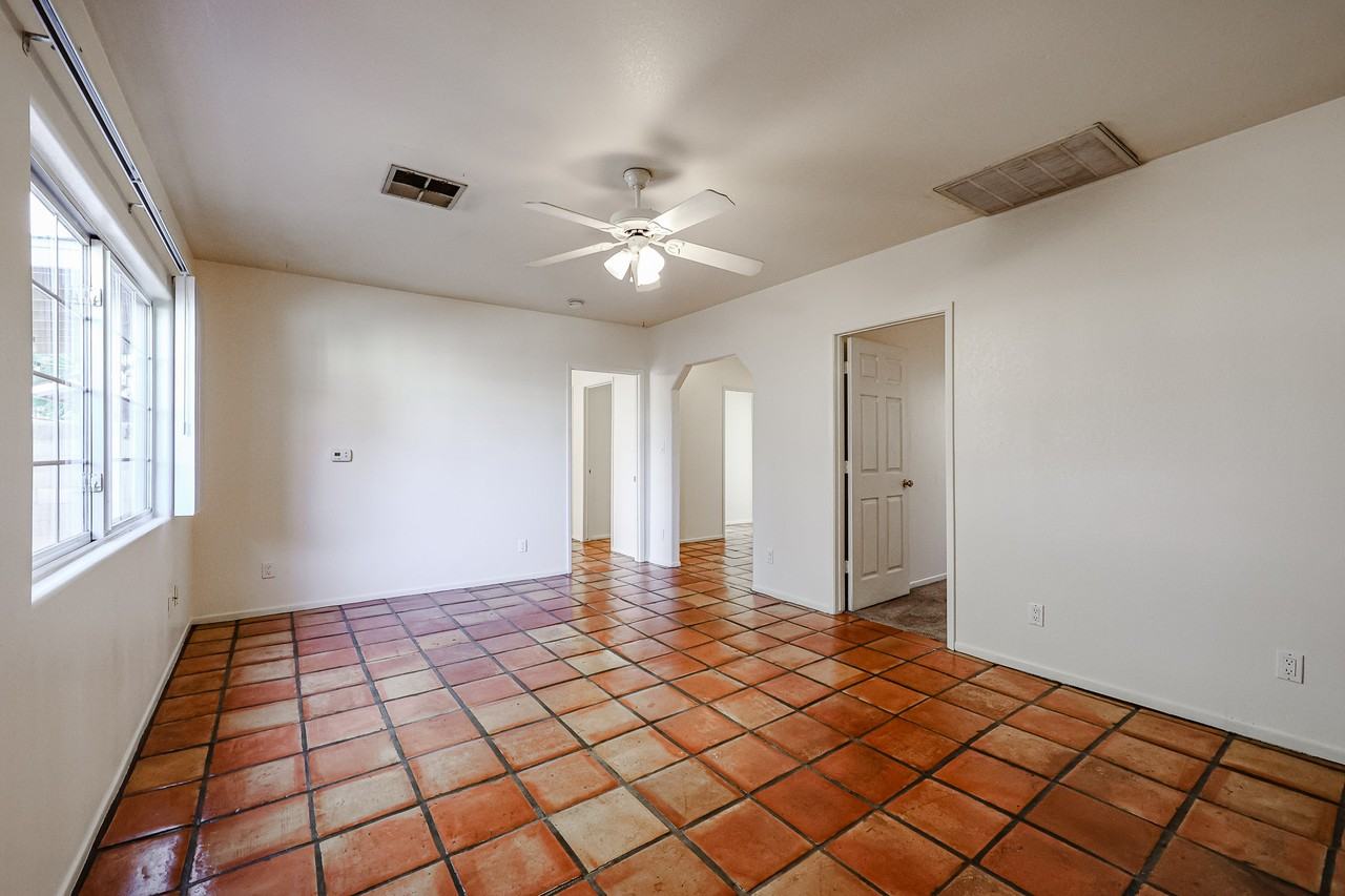 1023 E Meadowbrook Ave #1 - Photo 3 of 33