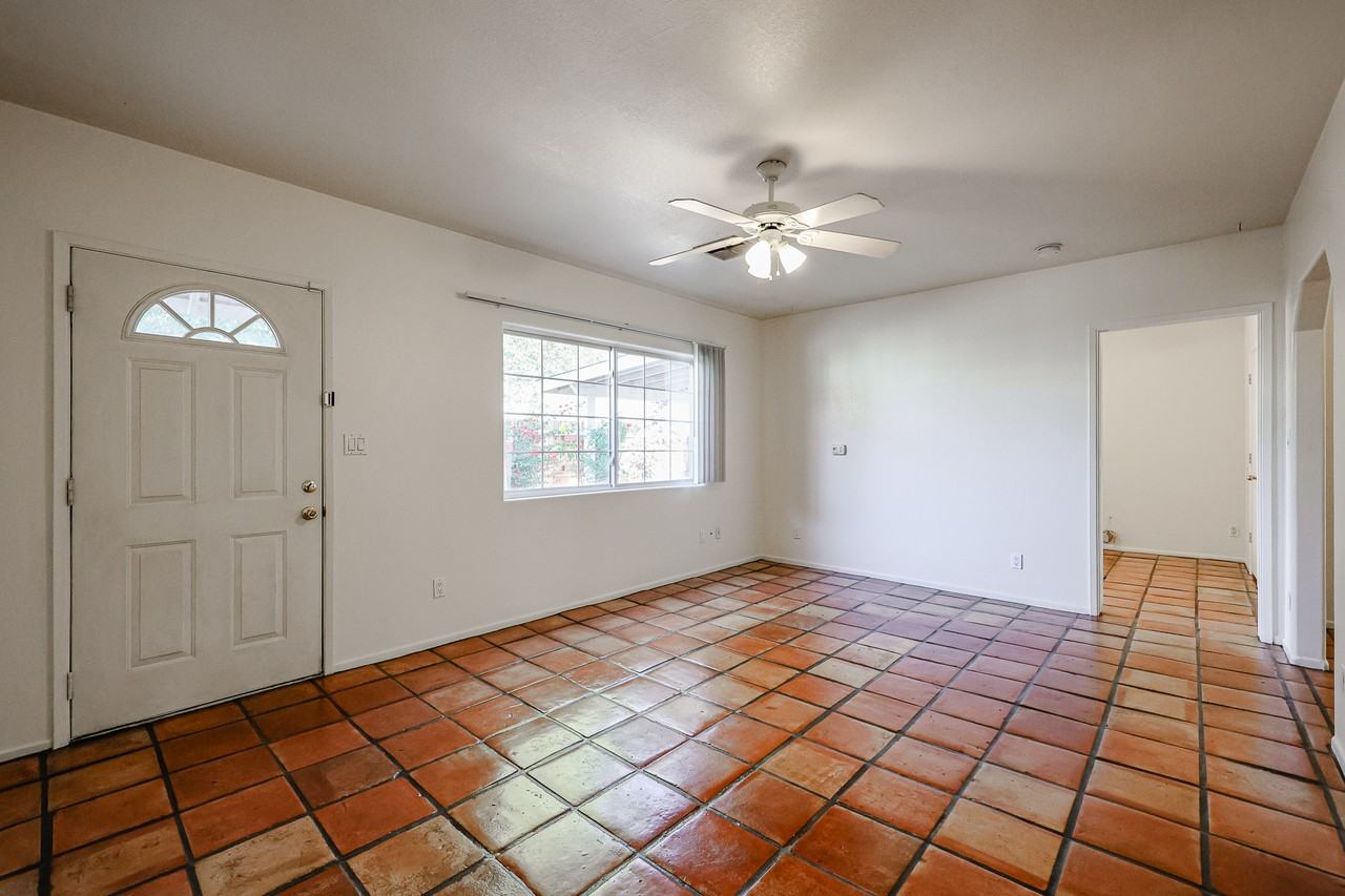 1023 E Meadowbrook Ave #1 - Photo 4 of 33