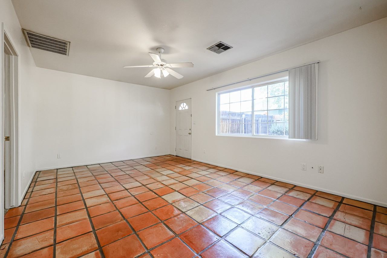 1023 E Meadowbrook Ave #1 - Photo 5 of 33