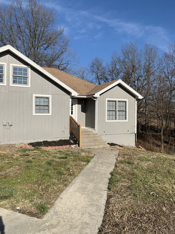 108 E 4th St #A - Photo 3 of 22