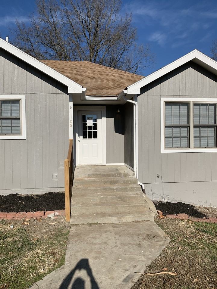 108 E 4th St #A - Photo 4 of 22