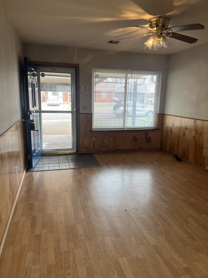 425 S Dallas Ave #1 - Photo 3 of 14