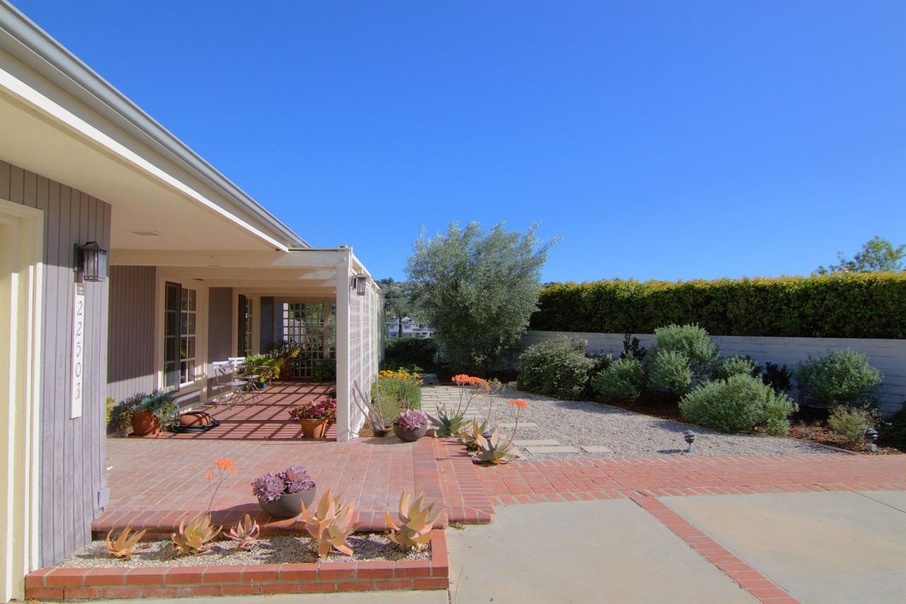 22503 Charlestown Dr - Photo 4 of 30