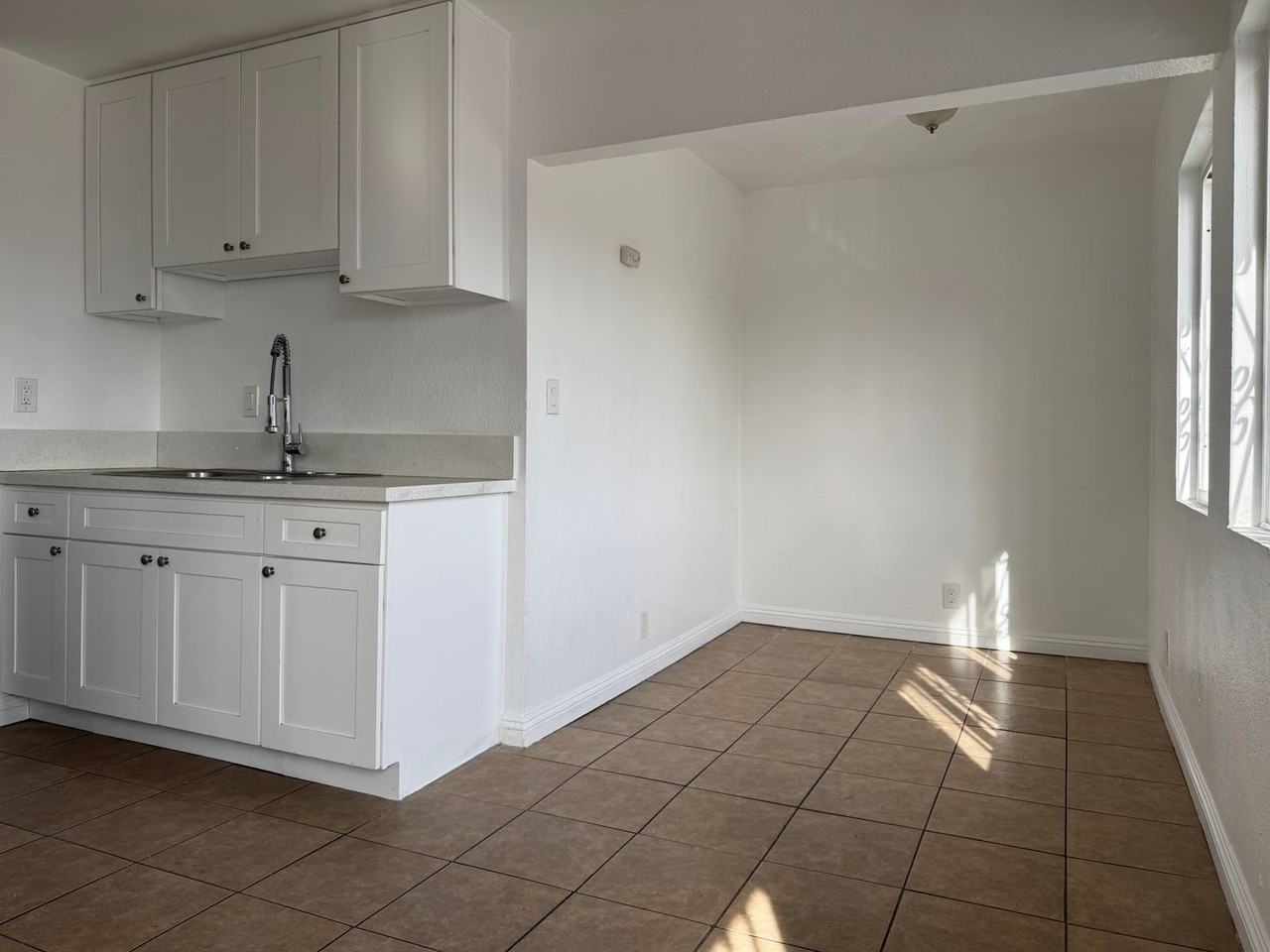 10705 S Figueroa St #10 - Photo 4 of 16