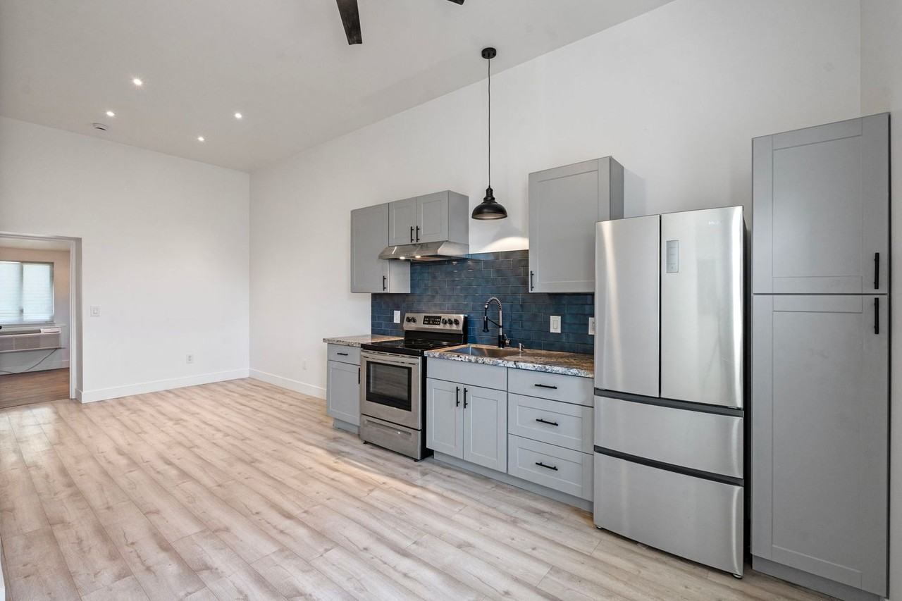 903 W 7th St - Photo 2 of 13