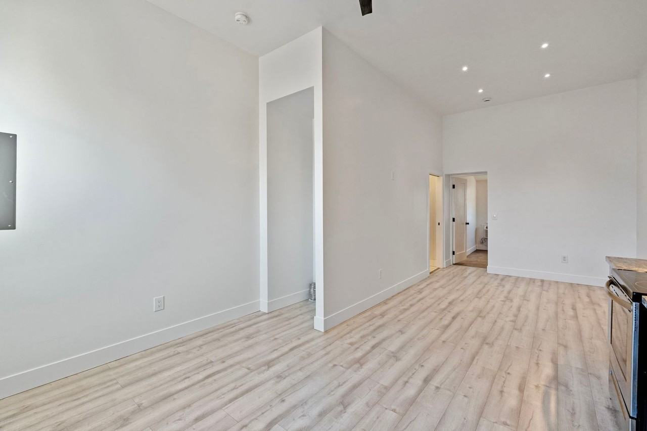 903 W 7th St - Photo 3 of 13