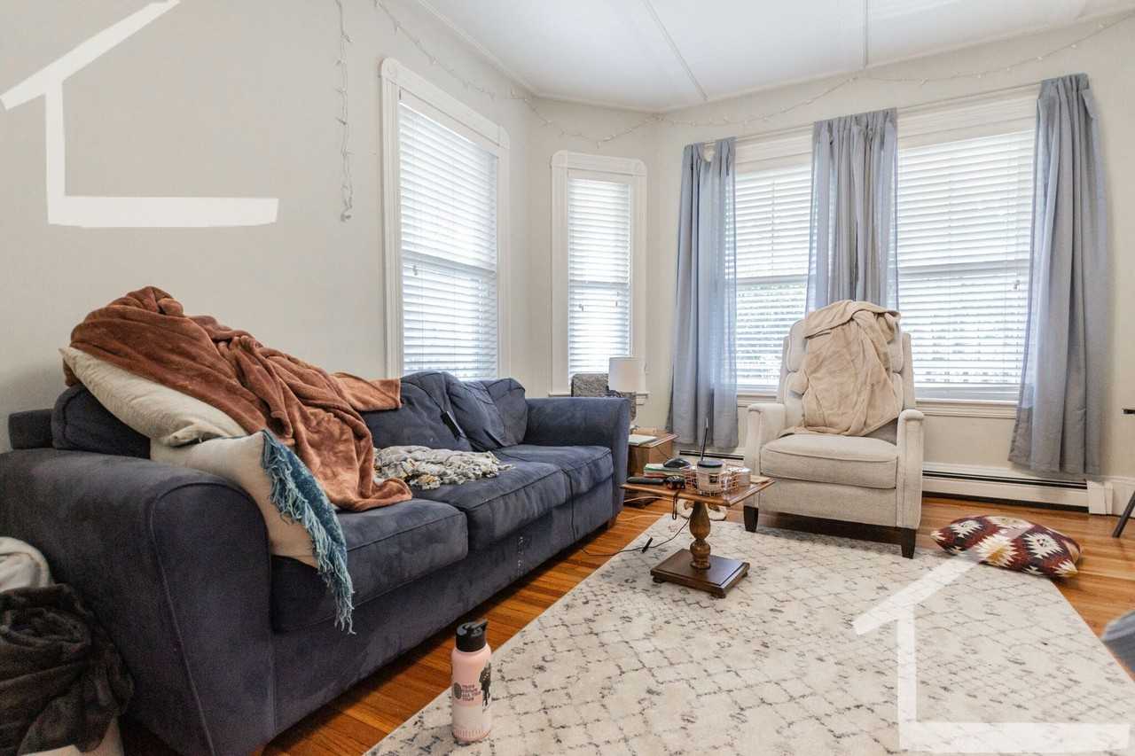 87 Surrey St - Photo 2 of 12