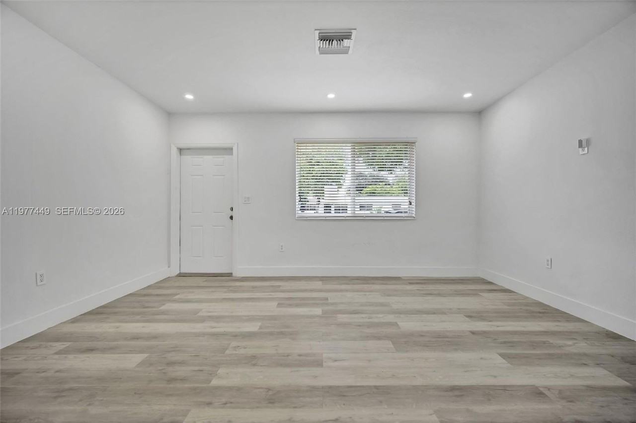 1401 Ne 152nd St - Photo 2 of 24