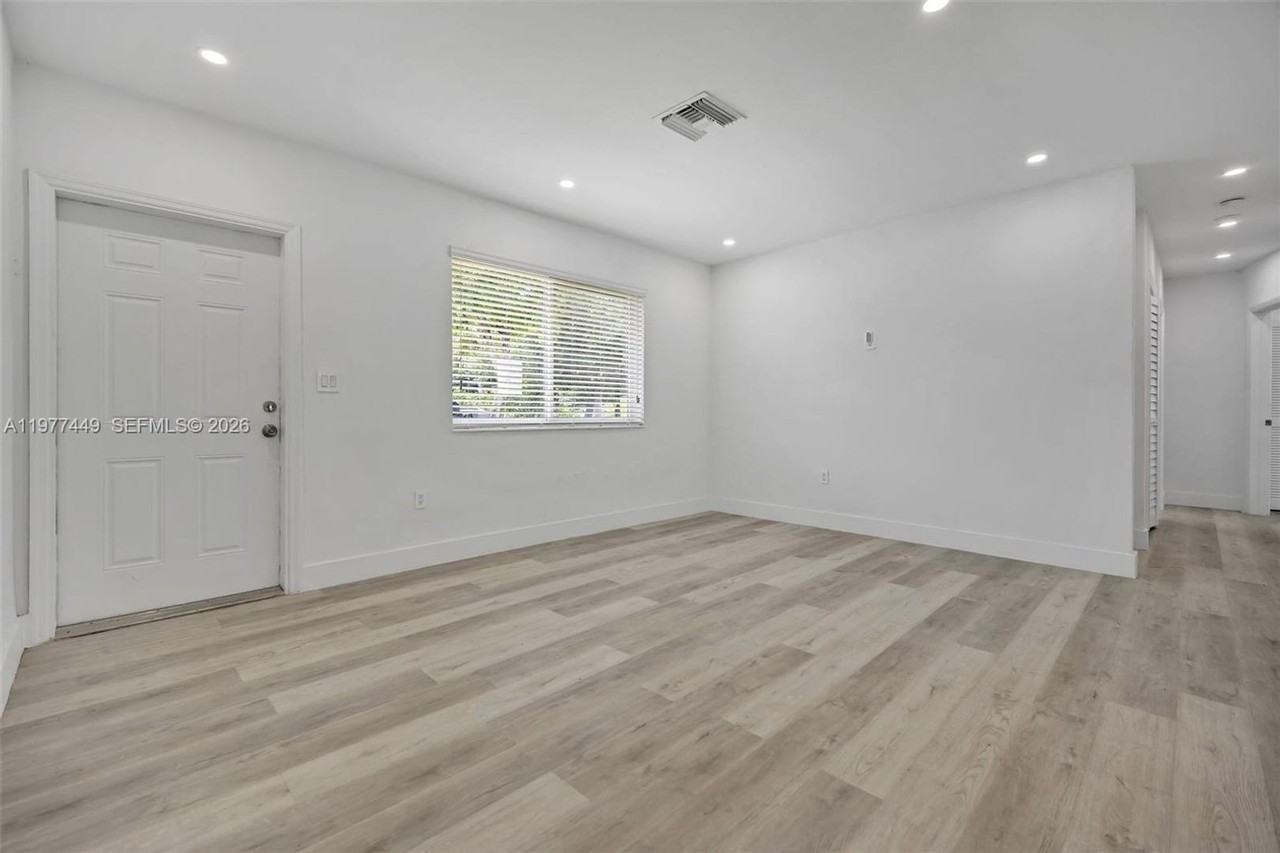 1401 Ne 152nd St - Photo 3 of 24