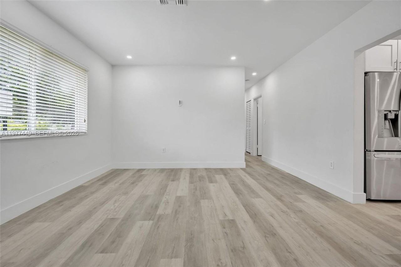 1401 Ne 152nd St - Photo 4 of 24