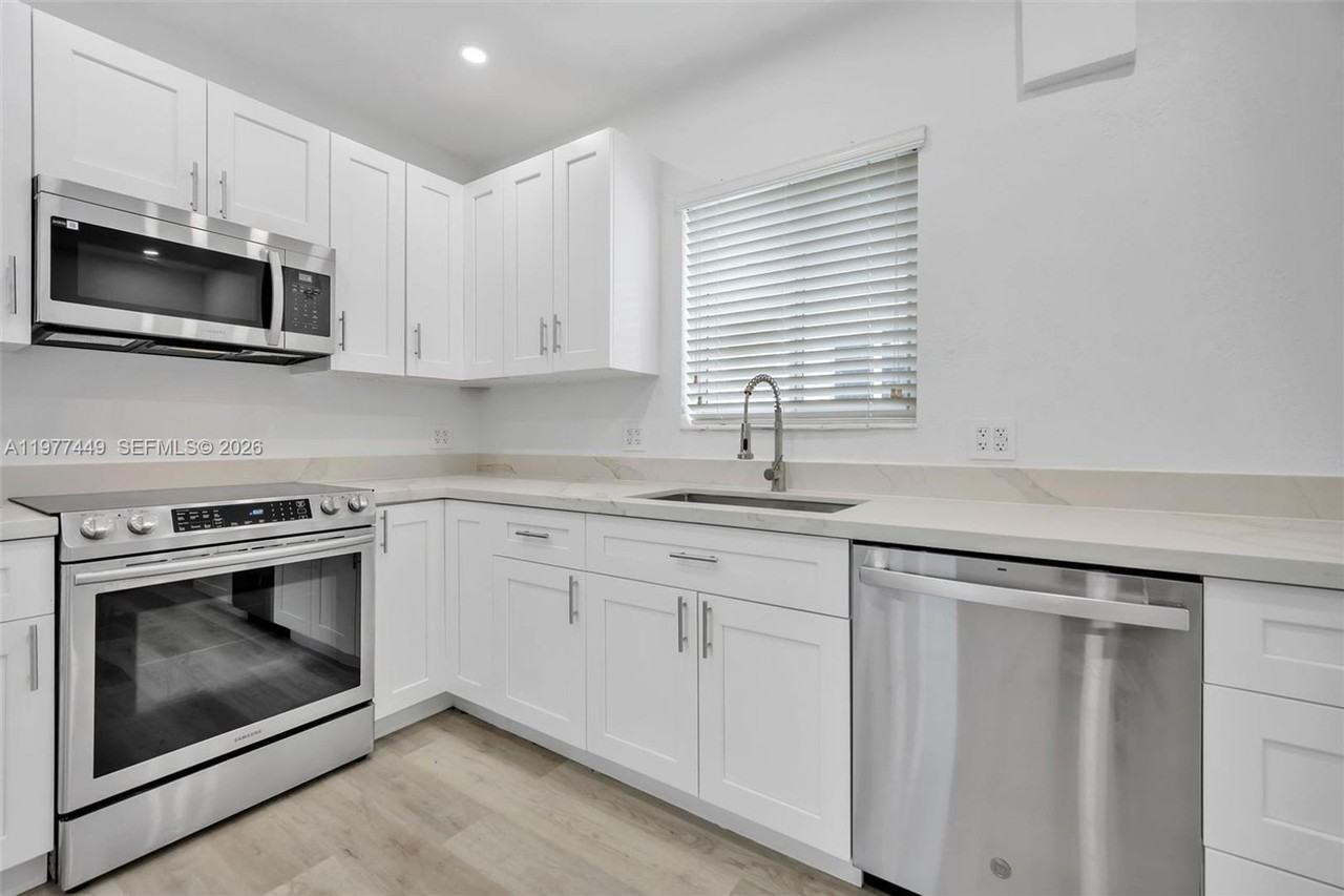 1401 Ne 152nd St - Photo 5 of 24