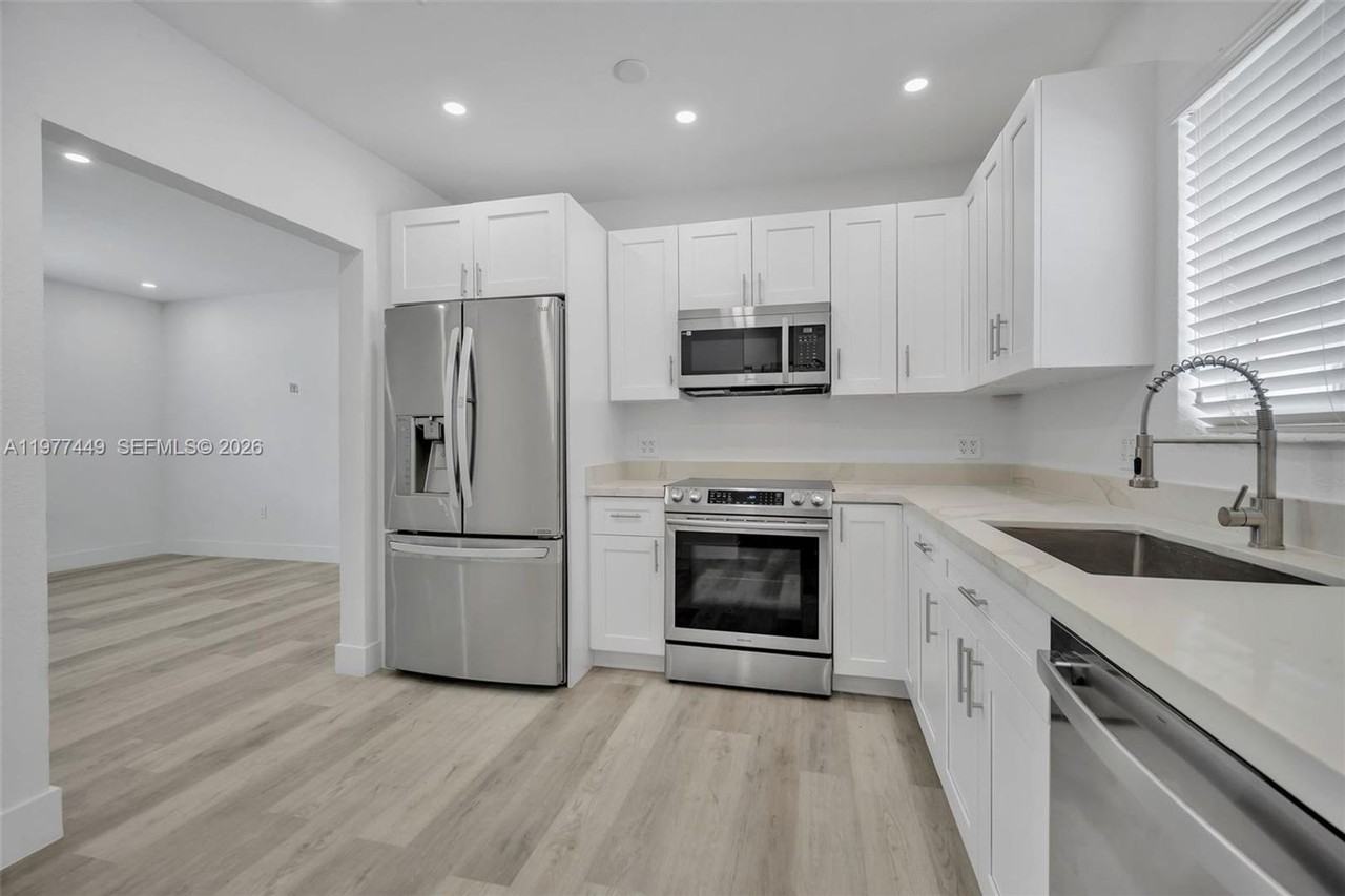 1401 Ne 152nd St - Photo 6 of 24