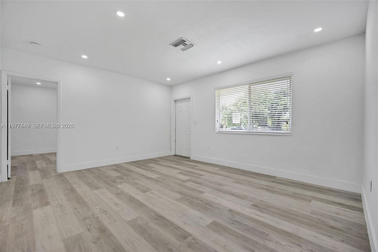 1401 Ne 152nd St - Photo 7 of 24