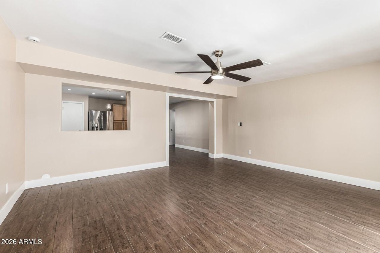 7613 W Devonshire Ave - Photo 7 of 48