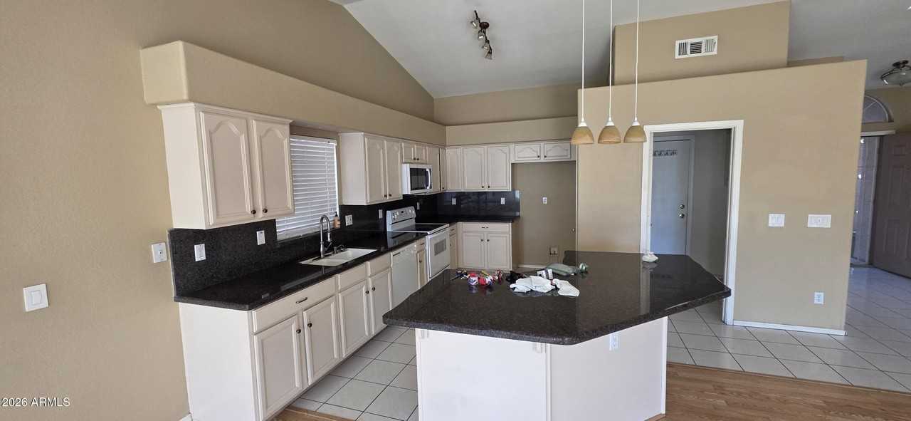 9163 W Davis Rd - Photo 2 of 27