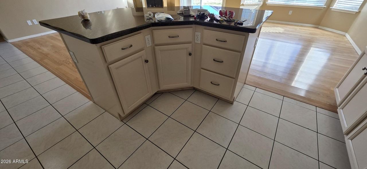 9163 W Davis Rd - Photo 4 of 27