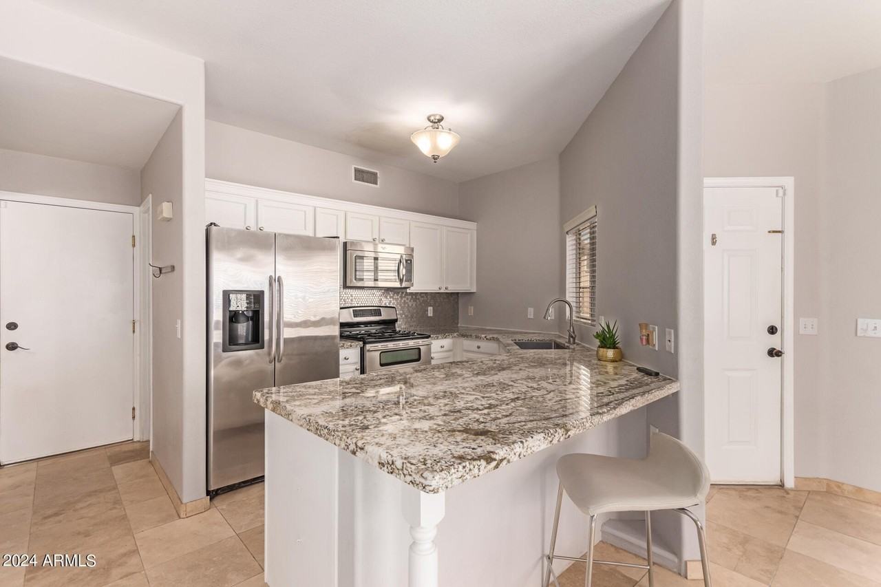 4049 E Melinda Ln - Photo 6 of 26