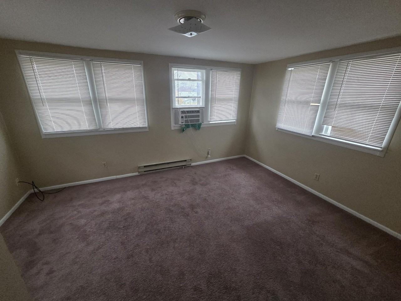 1111 Steubenville Ave - Photo 5 of 9