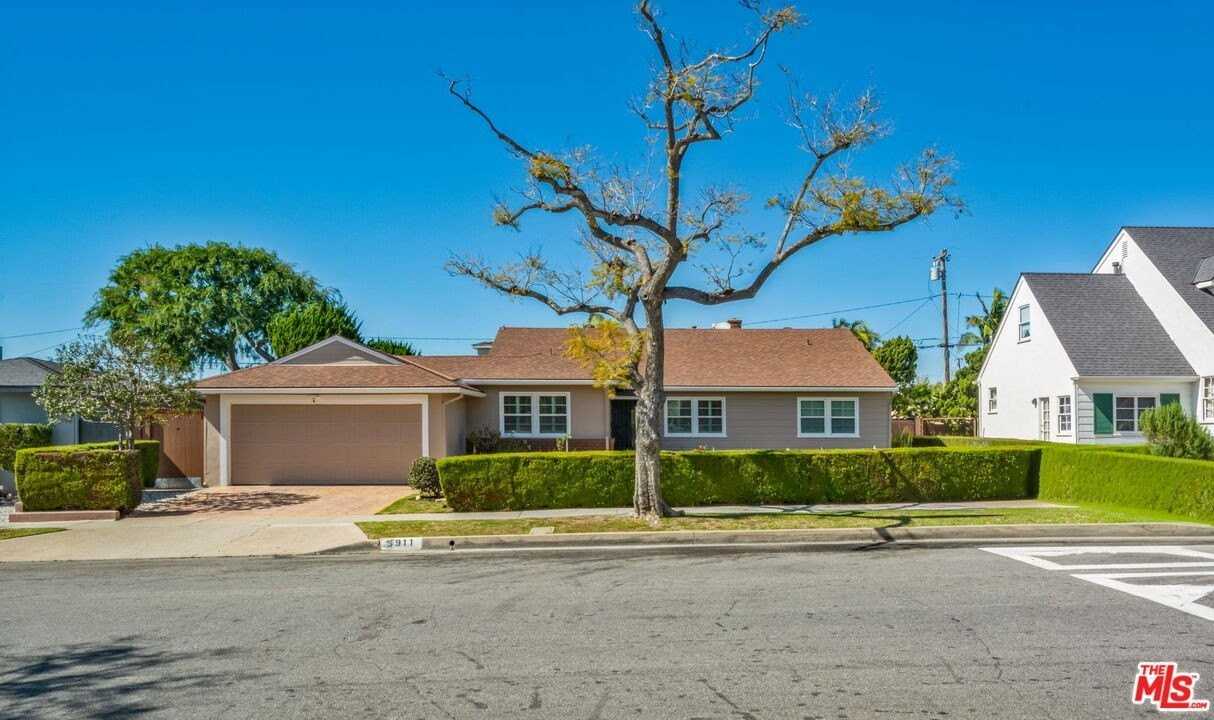 5911 S Corning Ave - Photo 3 of 40