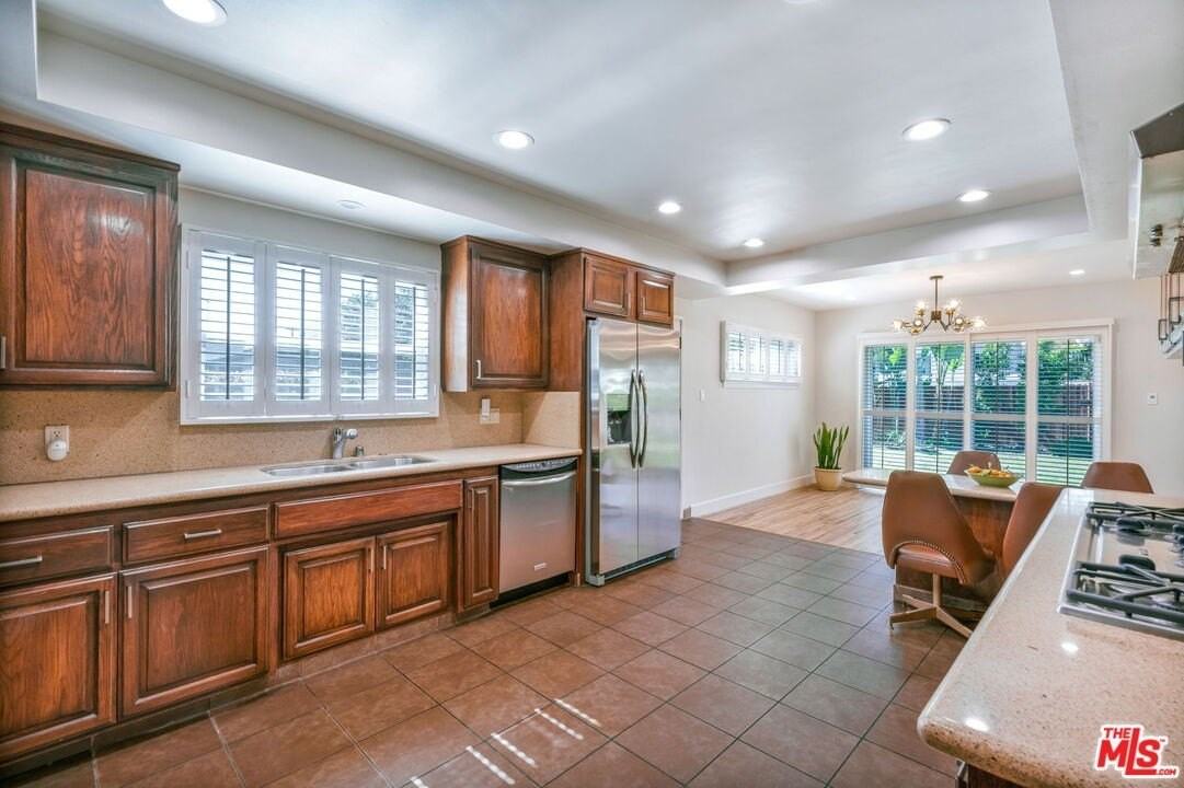 5911 S Corning Ave - Photo 6 of 40