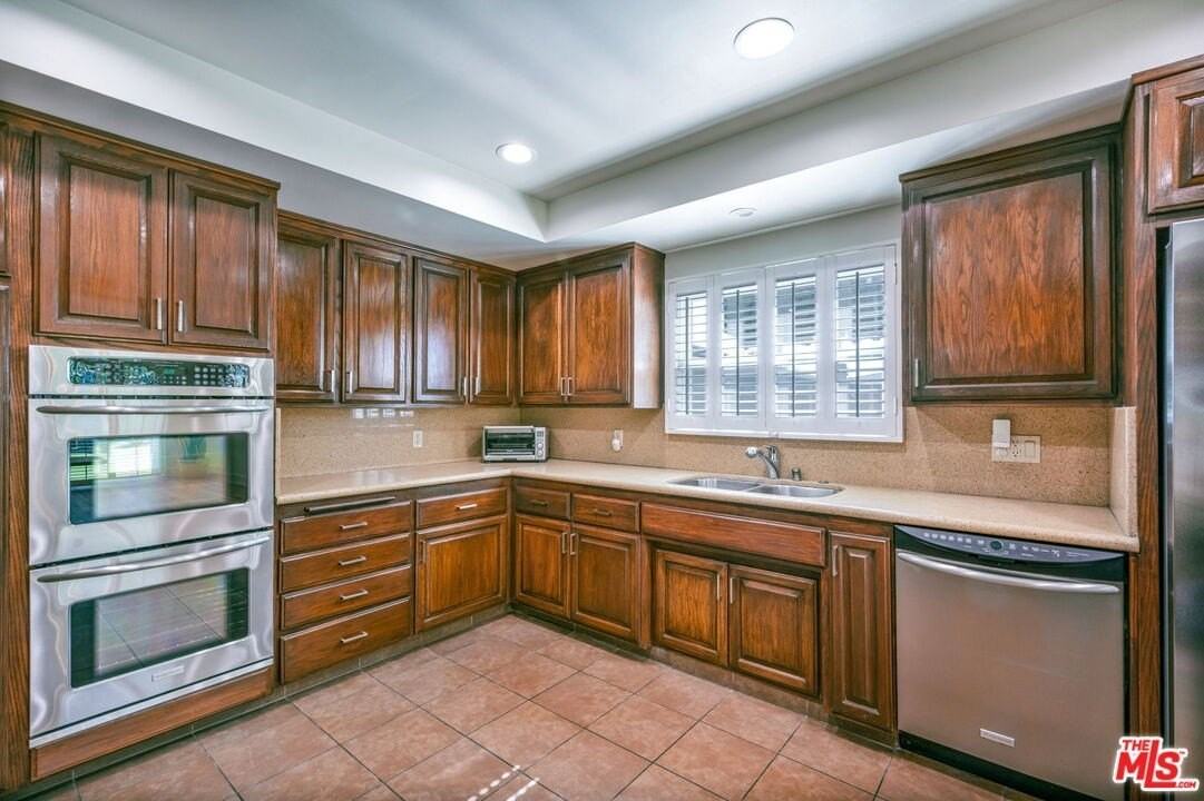 5911 S Corning Ave - Photo 7 of 40