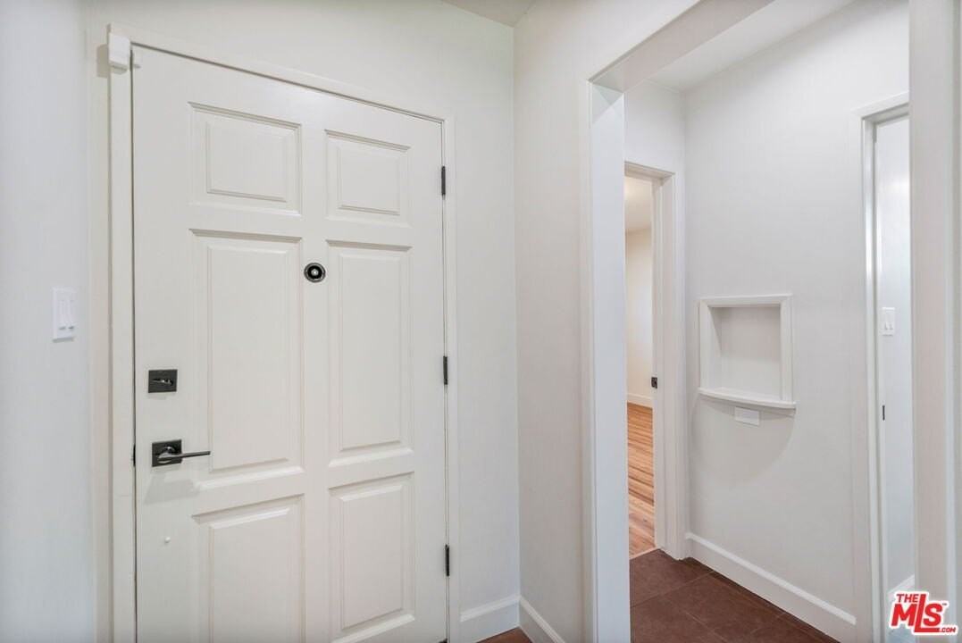 5911 S Corning Ave - Photo 6 of 40