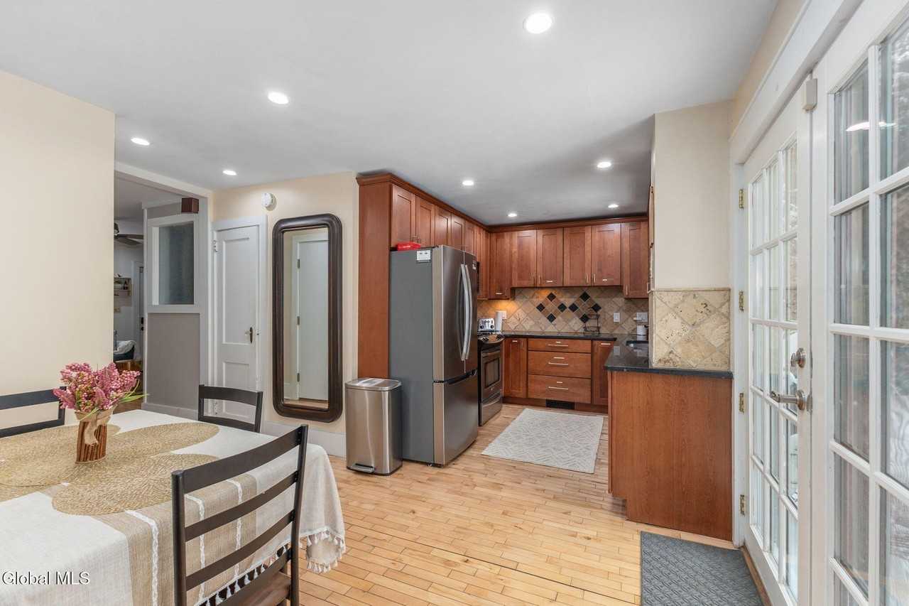 83 Spring St - Photo 7 of 27