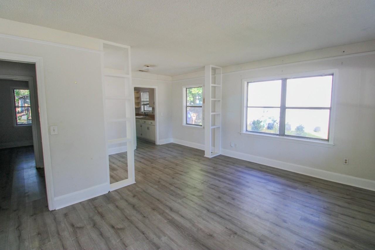 2104 Maybank Hwy - Photo 4 of 16