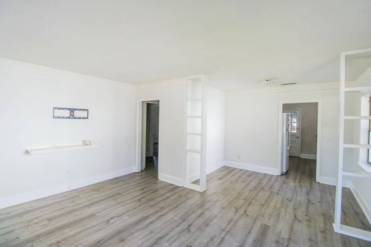 2104 Maybank Hwy - Photo 5 of 16