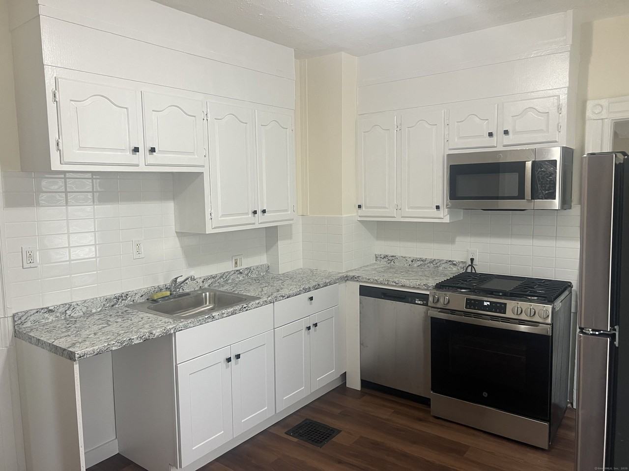 32 Hazelwood Ave 1st Fl - Photo 3 of 8