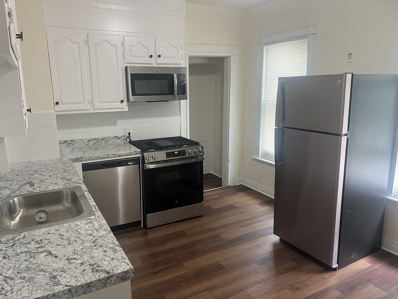 32 Hazelwood Ave 1st Fl - Photo 4 of 8