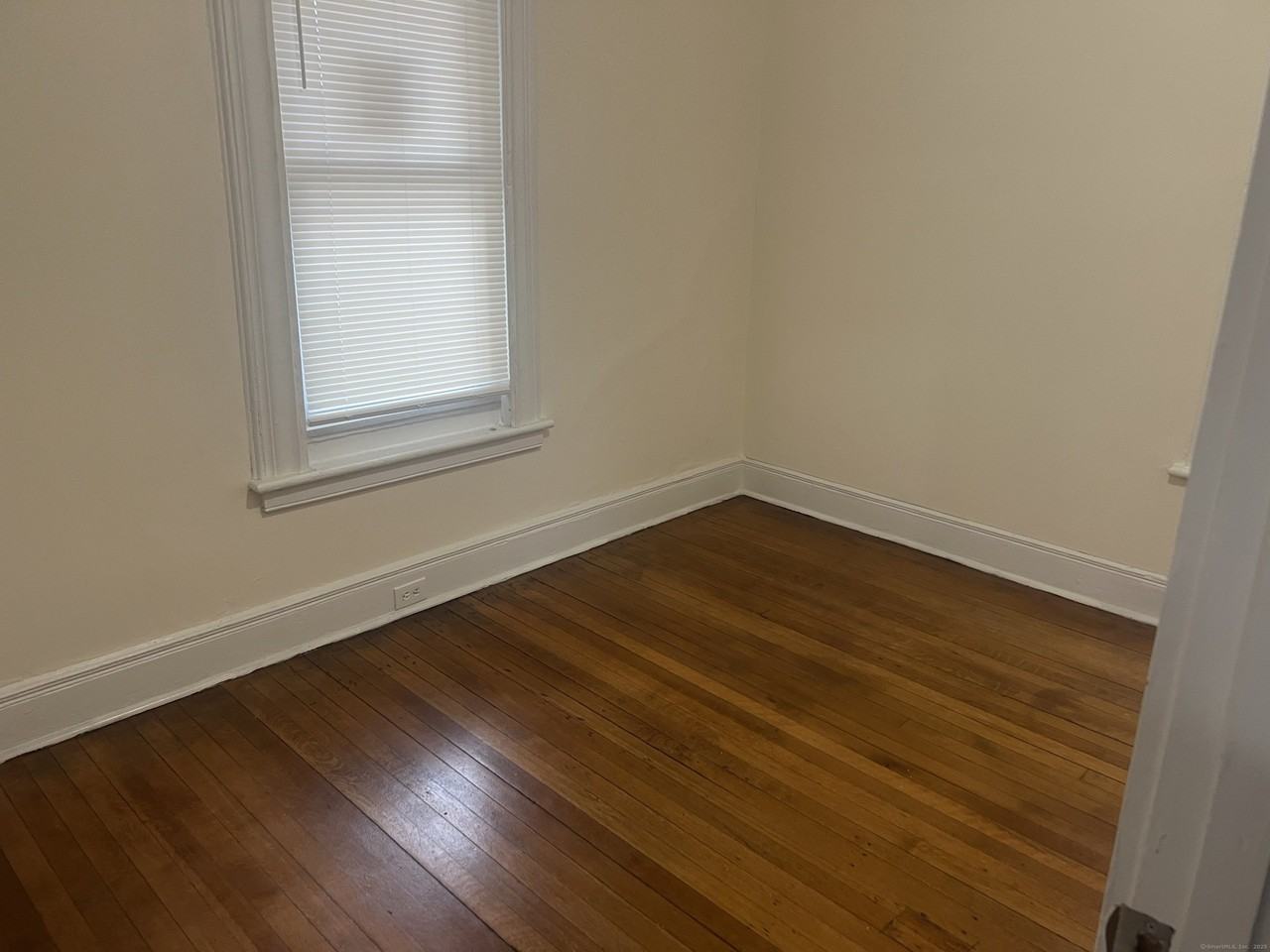 32 Hazelwood Ave 1st Fl - Photo 6 of 8