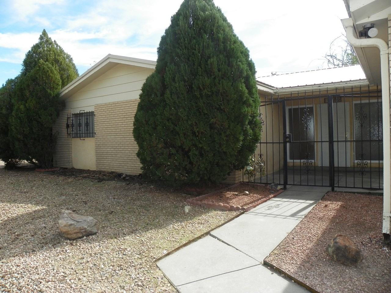 11408 Lexington Ave Ne - Photo 2 of 22