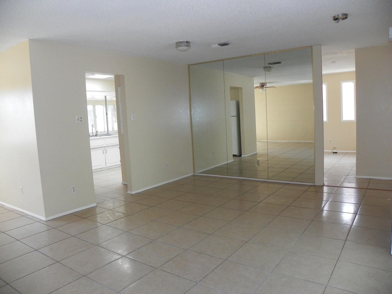 11408 Lexington Ave Ne - Photo 5 of 22