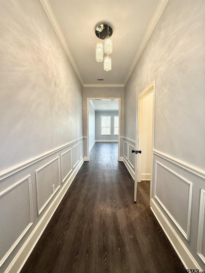 1033 Stagecoach Bnd - Photo 2 of 20