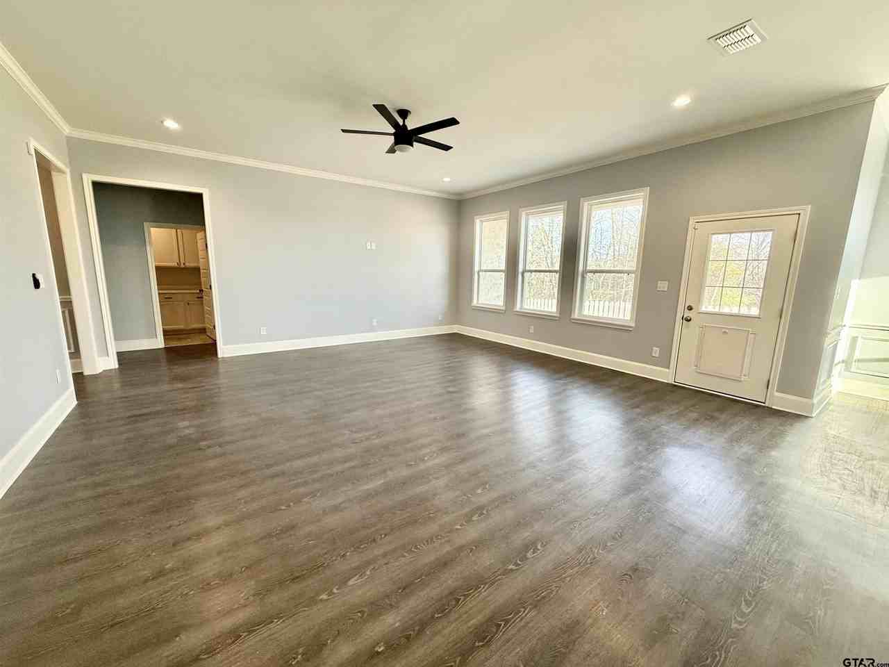 1033 Stagecoach Bnd - Photo 3 of 20