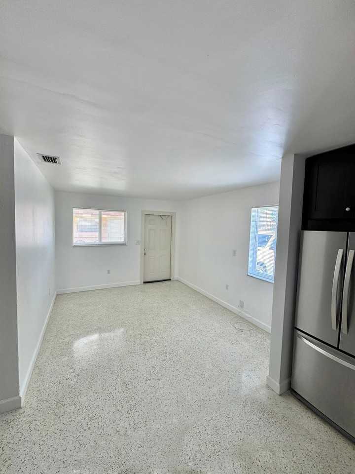 W 17th St #626 - Photo 2 of 8