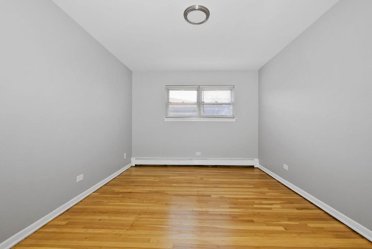 11116 S Homewood Ave - Photo 2 of 8