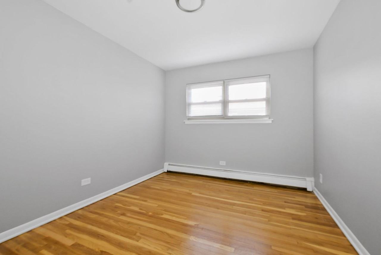 11116 S Homewood Ave - Photo 3 of 8