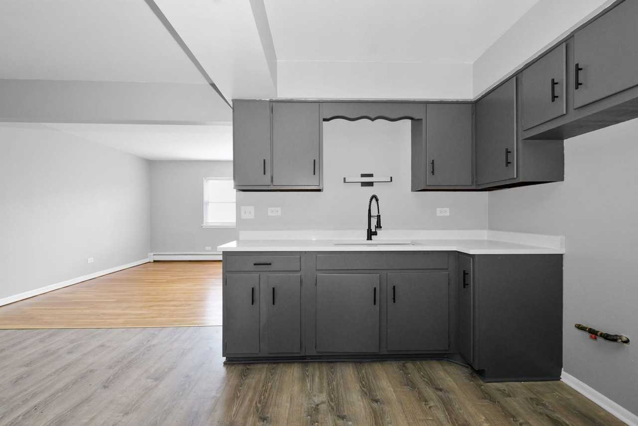 11116 S Homewood Ave - Photo 5 of 8