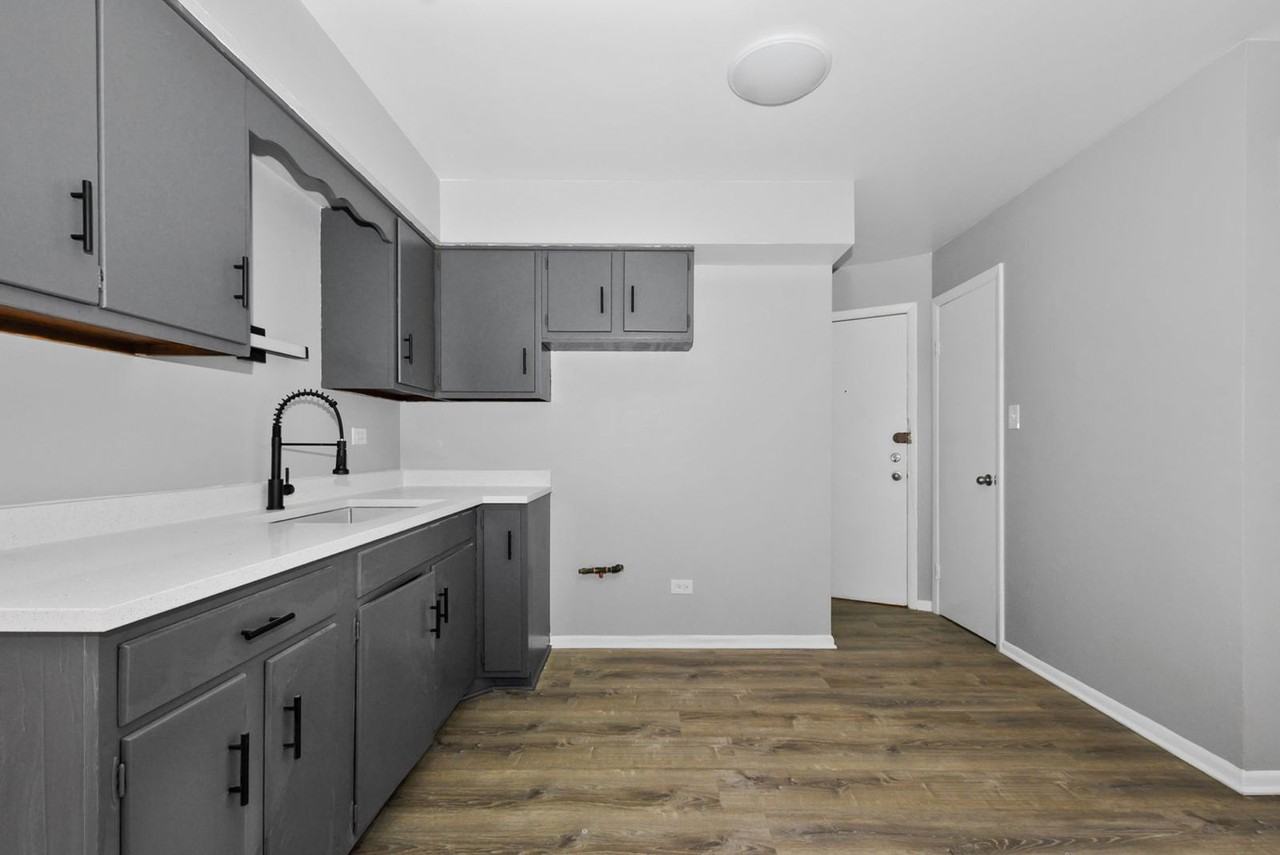 11116 S Homewood Ave - Photo 6 of 8