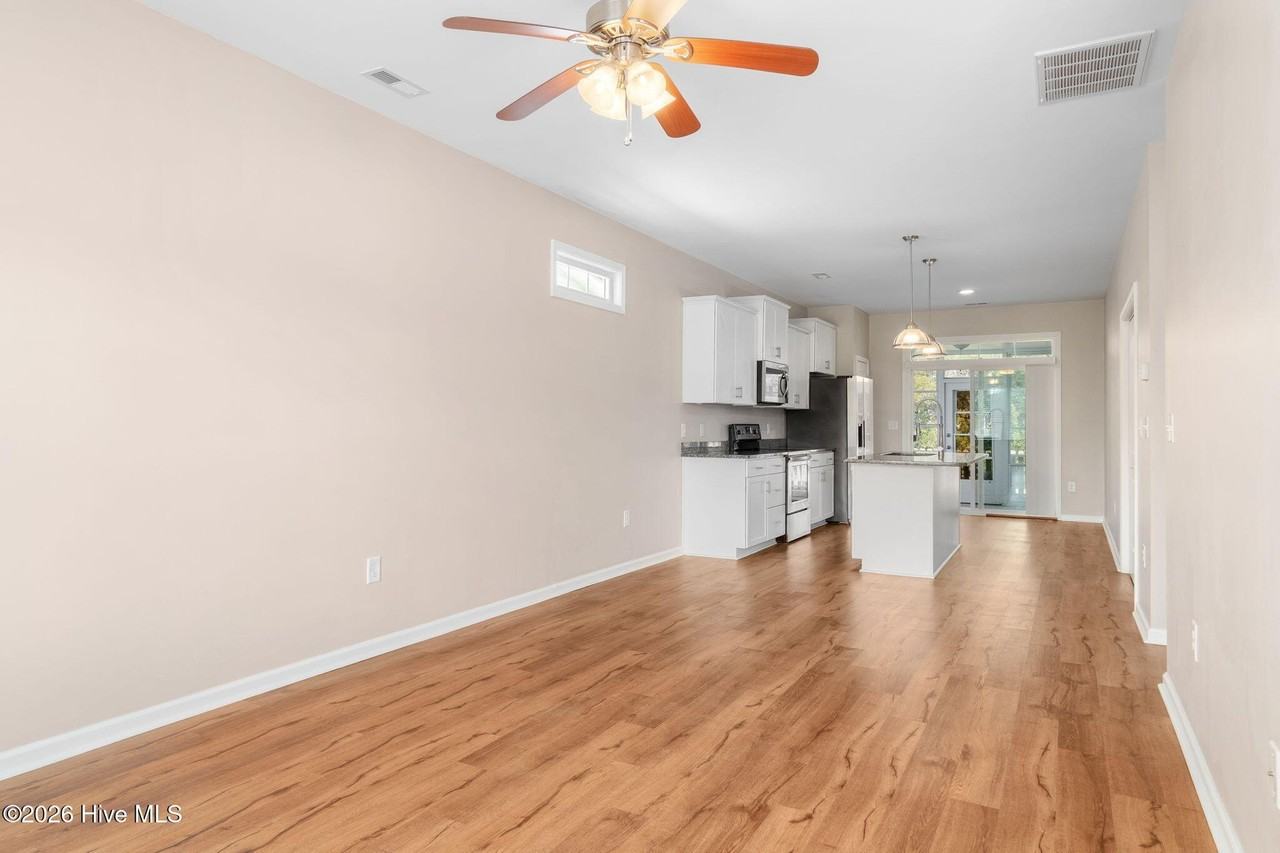 1103 Pirates Landing Dr - Photo 7 of 43