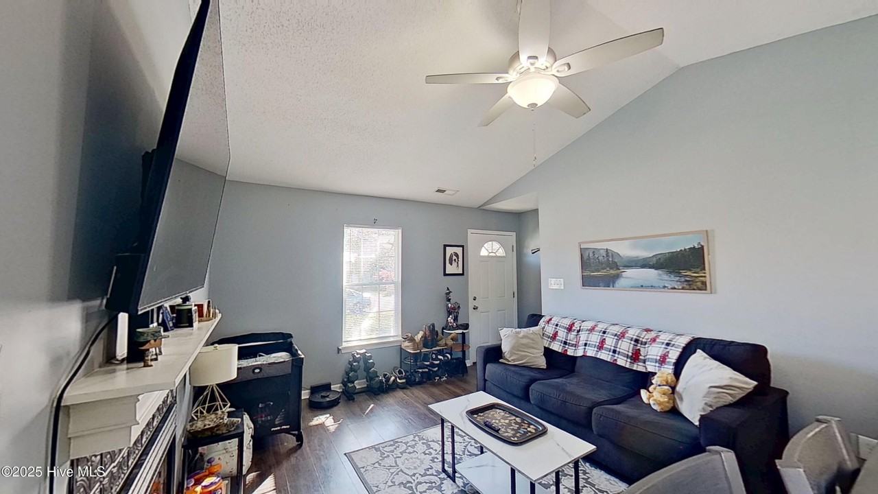 1163 Pueblo Dr - Photo 4 of 20