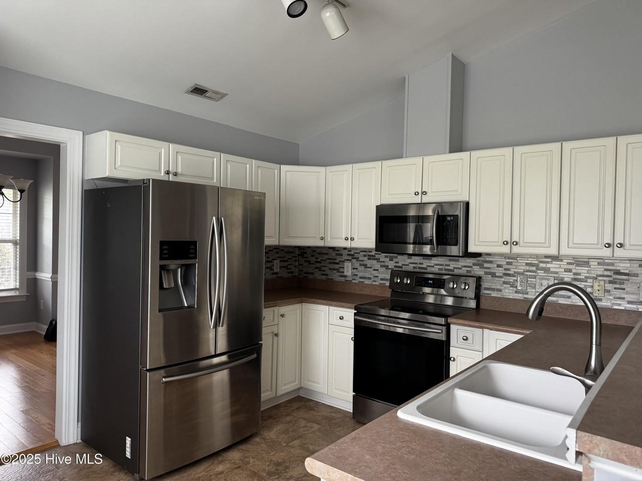 100 Jubilee Pl - Photo 3 of 21