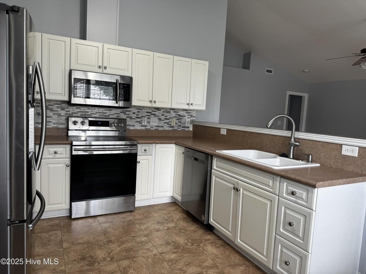 100 Jubilee Pl - Photo 4 of 21